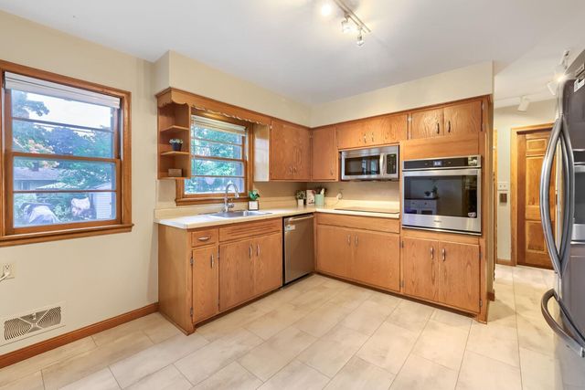 747 Grandview Avenue W, Roseville, MN 55113