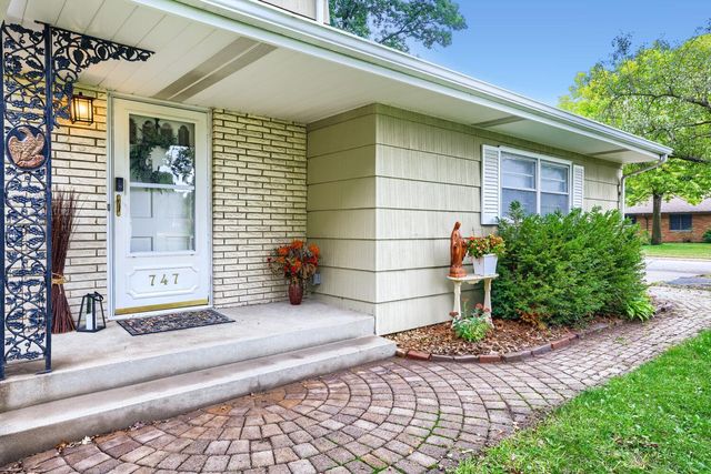747 Grandview Avenue W, Roseville, MN 55113