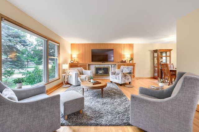 747 Grandview Avenue W, Roseville, MN 55113