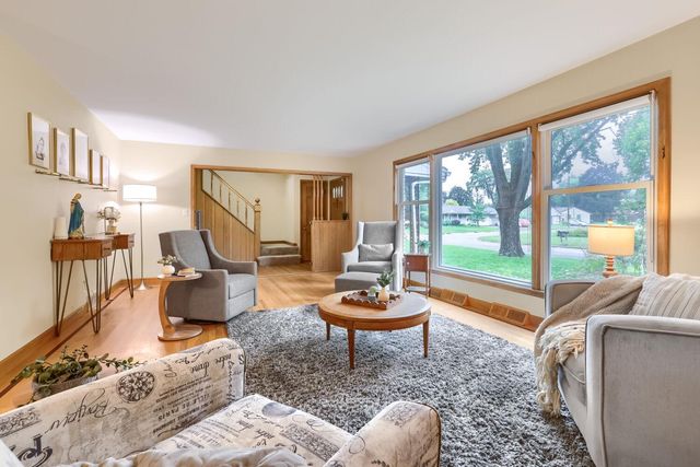 747 Grandview Avenue W, Roseville, MN 55113