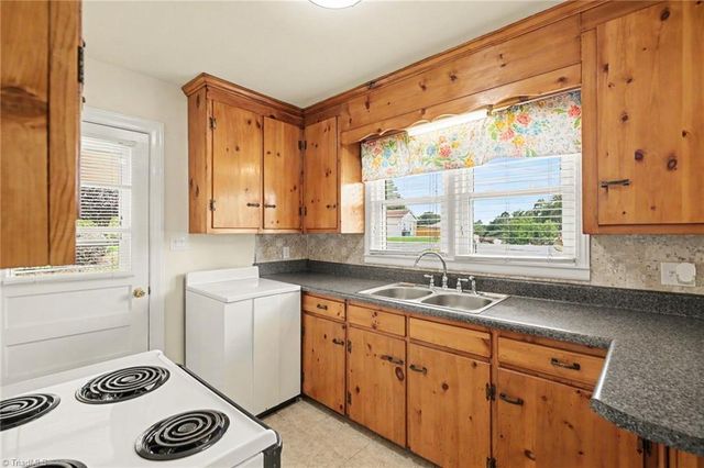 724 Lake Drive, Kernersville, NC 27284