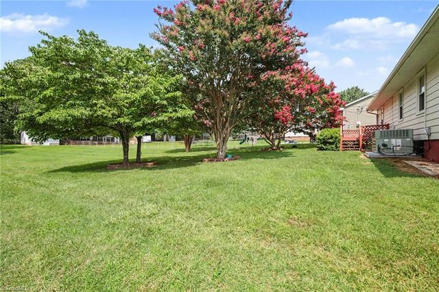 724 Lake Drive, Kernersville, NC 27284