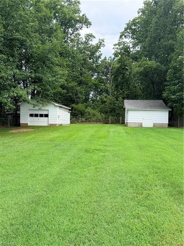 724 Lake Drive, Kernersville, NC 27284