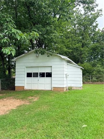 724 Lake Drive, Kernersville, NC 27284
