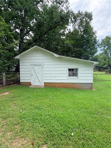 724 Lake Drive, Kernersville, NC 27284
