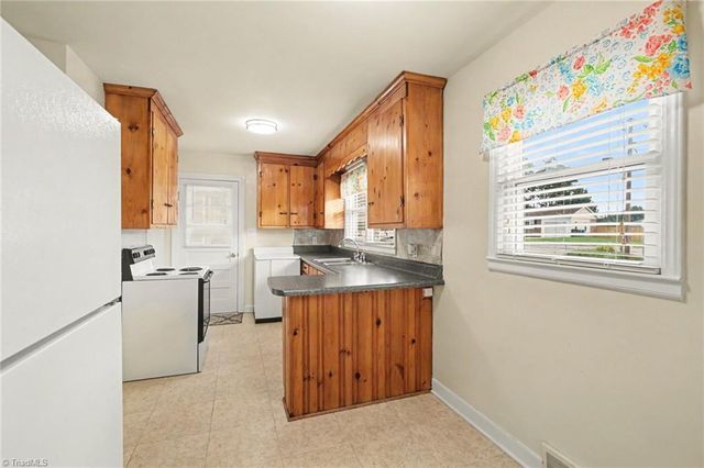 724 Lake Drive, Kernersville, NC 27284