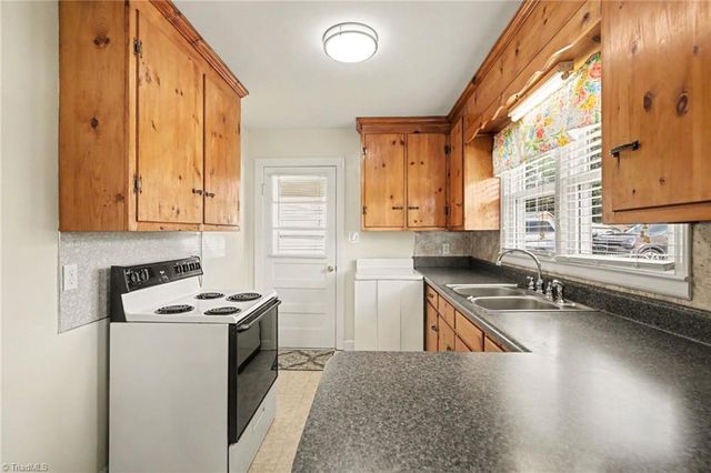724 Lake Drive, Kernersville, NC 27284