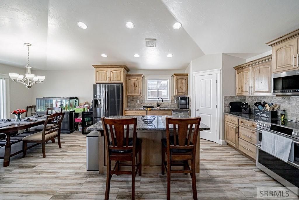 Image 15 of property listing at 1250 N Bent Grass Drive, Ammon, ID 83406