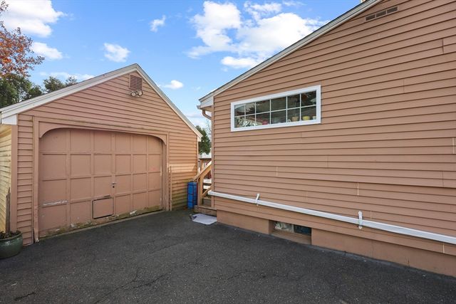 83 Oklahoma St, Springfield, MA 01104