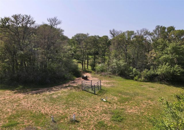 1985 County Road 309, Lexington, TX 78947