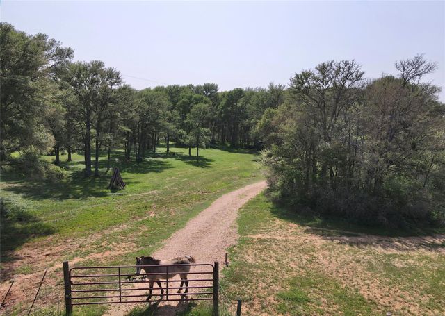 1985 County Road 309, Lexington, TX 78947