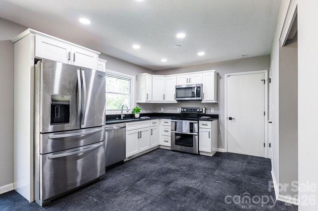8 Hillview Road, Asheville, NC 28805