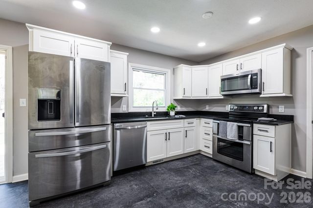 8 Hillview Road, Asheville, NC 28805