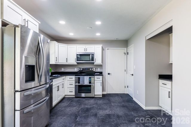 8 Hillview Road, Asheville, NC 28805