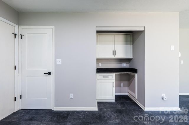 8 Hillview Road, Asheville, NC 28805