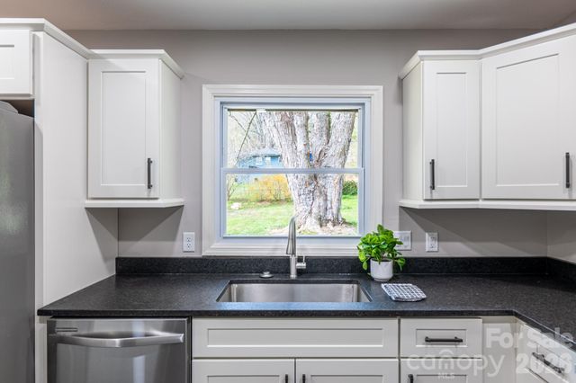 8 Hillview Road, Asheville, NC 28805