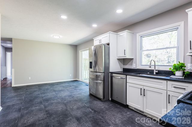 8 Hillview Road, Asheville, NC 28805