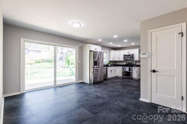 8 Hillview Road, Asheville, NC 28805