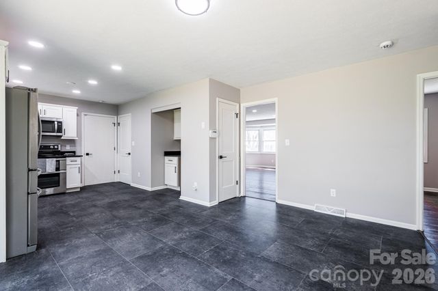 8 Hillview Road, Asheville, NC 28805