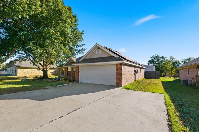 202 Bosque Street, Glen Rose, TX 76043