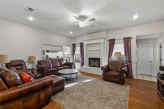 202 Bosque Street, Glen Rose, TX 76043