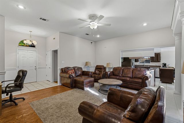 202 Bosque Street, Glen Rose, TX 76043