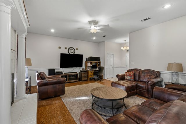 202 Bosque Street, Glen Rose, TX 76043