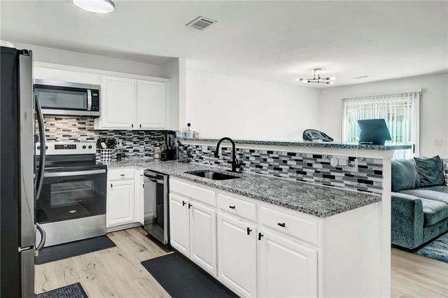 5356 Creekview Way, Ellenwood, GA 30294