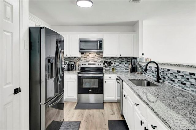 5356 Creekview Way, Ellenwood, GA 30294