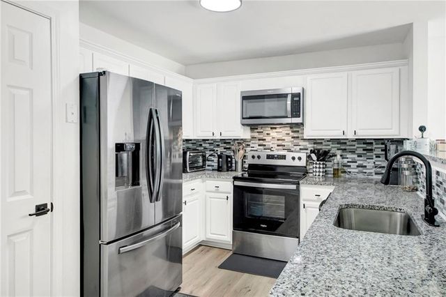 5356 Creekview Way, Ellenwood, GA 30294
