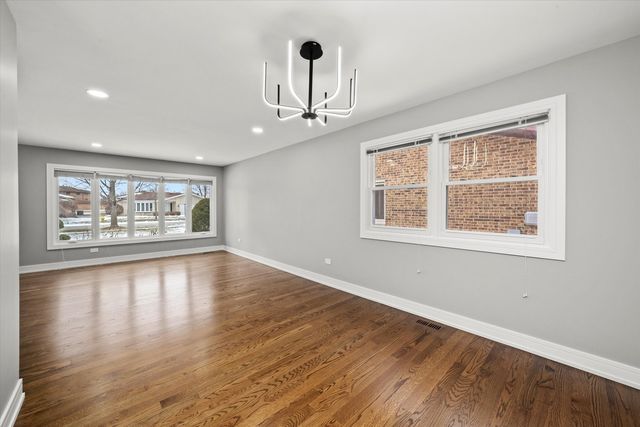 11201 S Deerpath Lane, Palos Hills, IL 60465