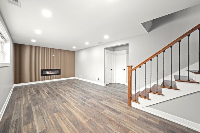 11201 S Deerpath Lane, Palos Hills, IL 60465