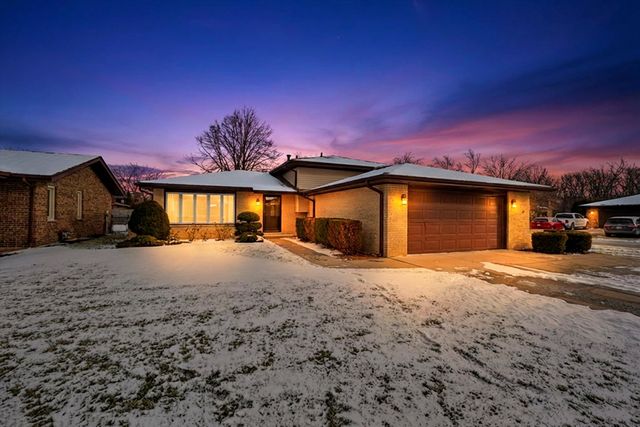 11201 S Deerpath Lane, Palos Hills, IL 60465
