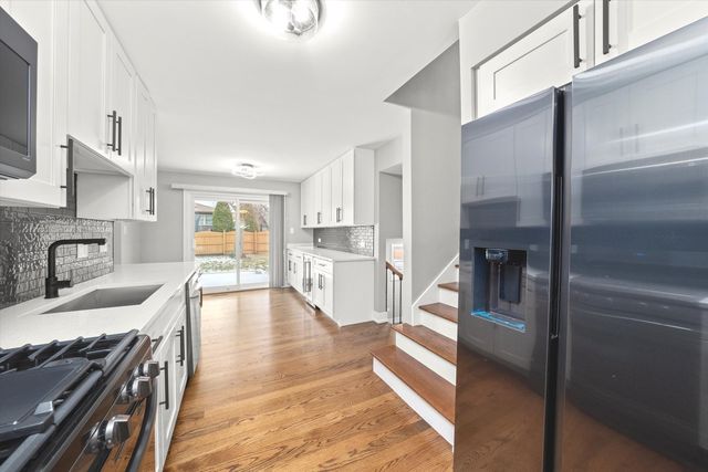 11201 S Deerpath Lane, Palos Hills, IL 60465