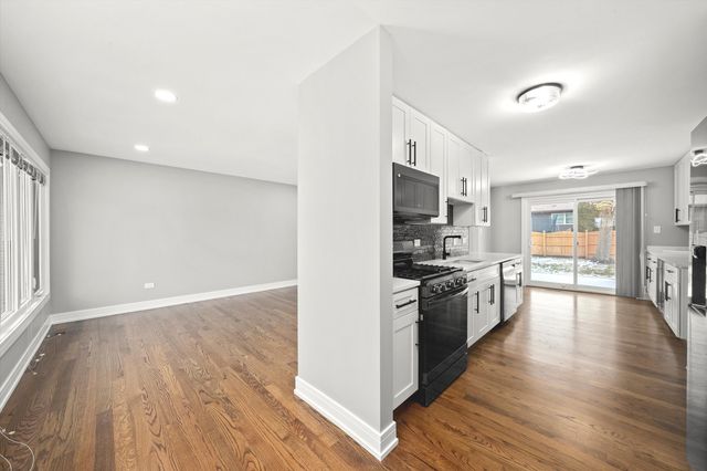 11201 S Deerpath Lane, Palos Hills, IL 60465