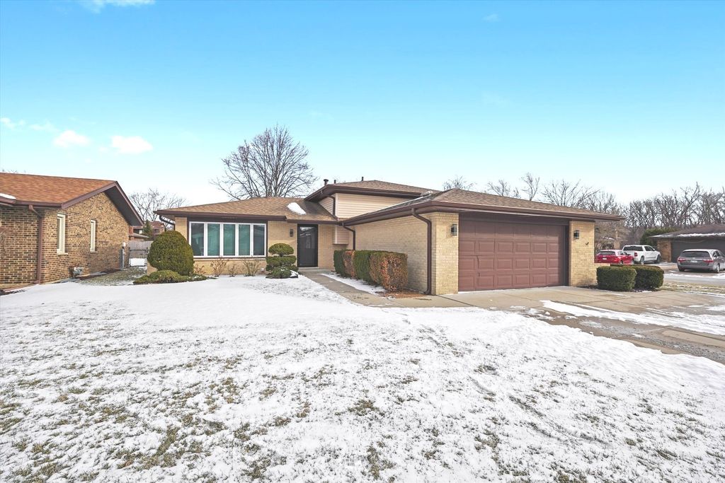 11201 S Deerpath Lane, Palos Hills, IL 60465