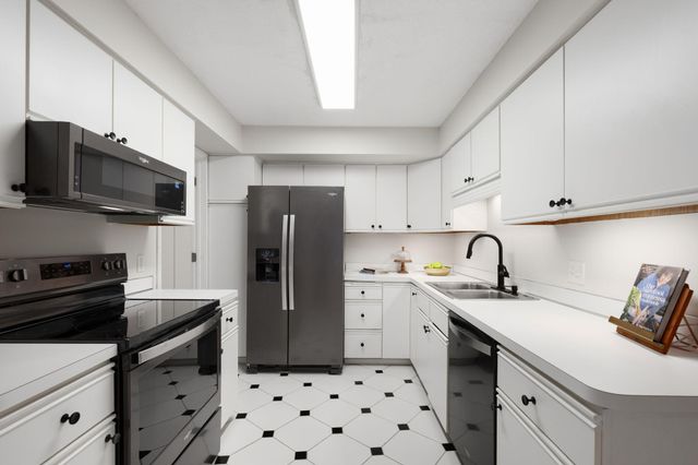 3030 Saint Albans Mill Road 115, Minnetonka, MN 55305