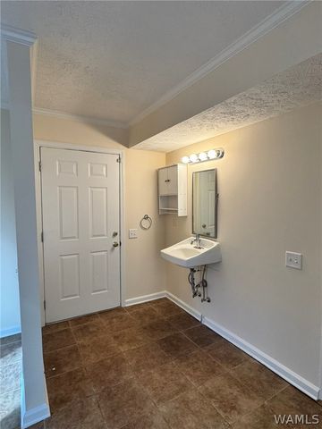 902 7th St NW, Reform, AL 35481