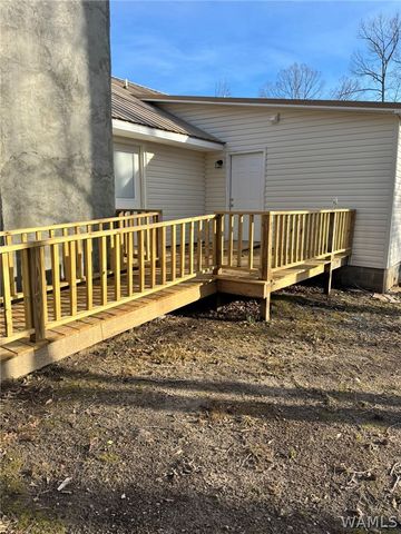 902 7th St NW, Reform, AL 35481