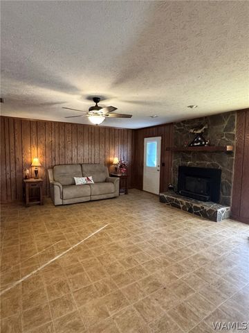 902 7th St NW, Reform, AL 35481