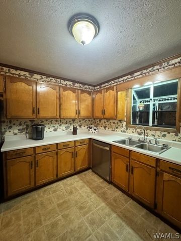 902 7th St NW, Reform, AL 35481