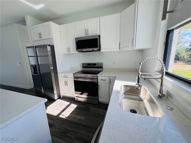 1924 NE 33rd LN, Cape Coral, FL 33909