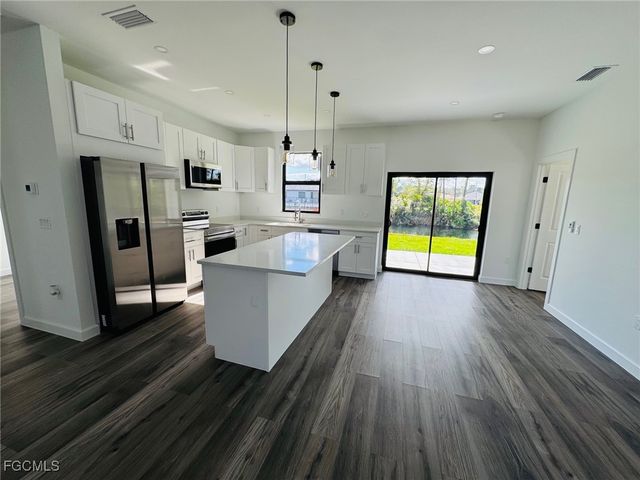 1924 NE 33rd LN, Cape Coral, FL 33909