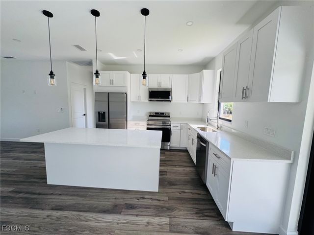 1924 NE 33rd LN, Cape Coral, FL 33909