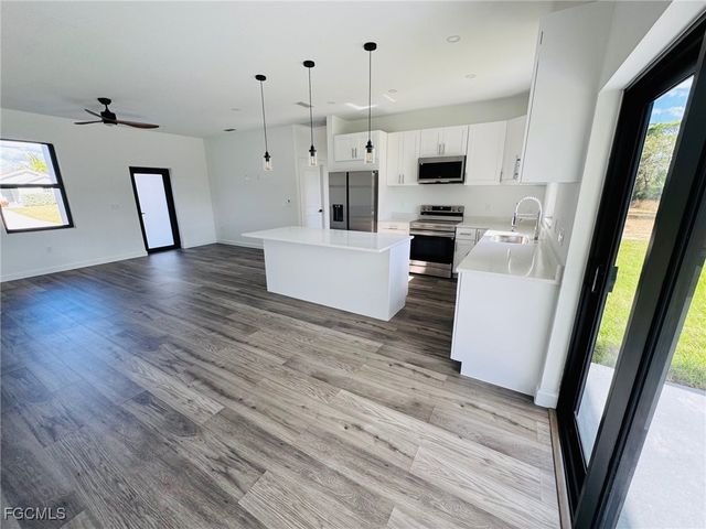 1924 NE 33rd LN, Cape Coral, FL 33909