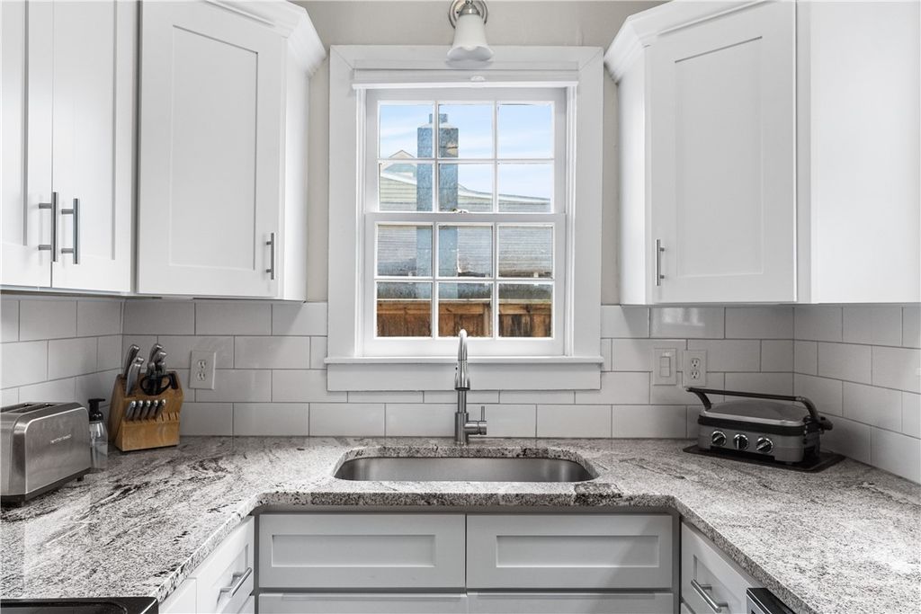 Image 17 of property listing at 324 Price Street, Savannah, GA 31401