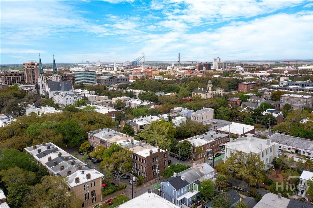 Image 2 of property listing at 324 Price Street, Savannah, GA 31401