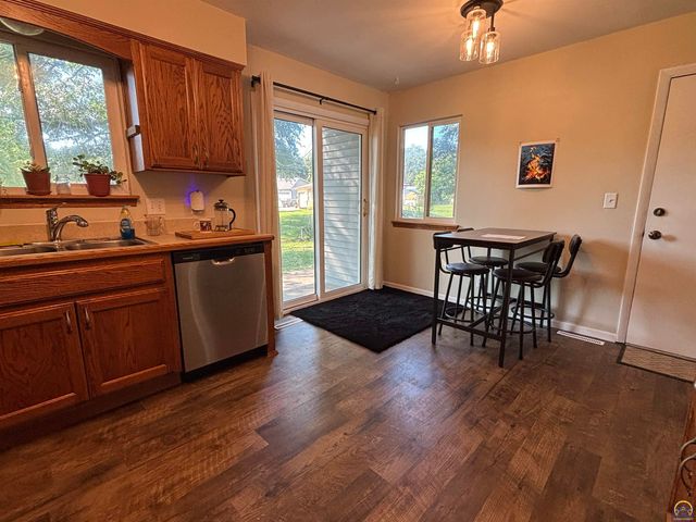 905 Dove Run, Emporia, KS 66801