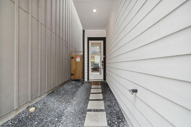 8470 Berry Green Lane, Houston, TX 77022