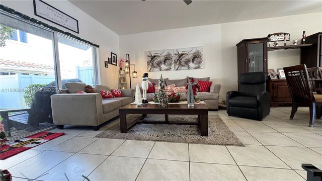 2805 NW 180th St, Miami Gardens, FL 33056